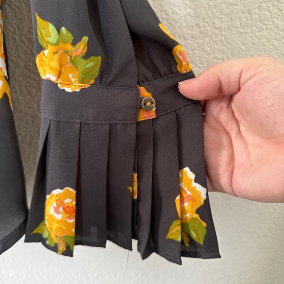 LOFT Floral Blouse with Ruffle + Button Detail 🌼 - Picture 4 of 5
